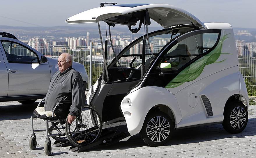 67-летний Франтишек Трунда забирается в автомобиль Elbee, созданный специально для инвалидов-колясочников, на улице в Брно, Чехия