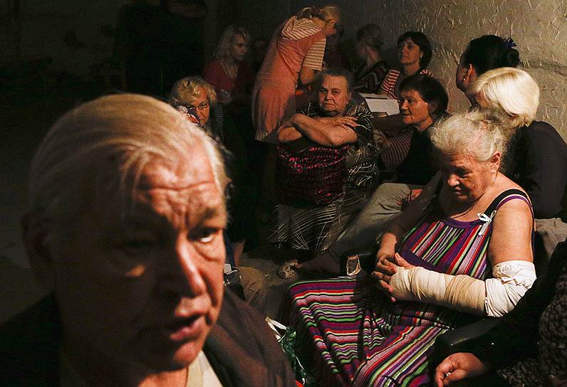 Жители села Макеевка в Донецкой области укрываются в подвале во время артиллерийского обстрела