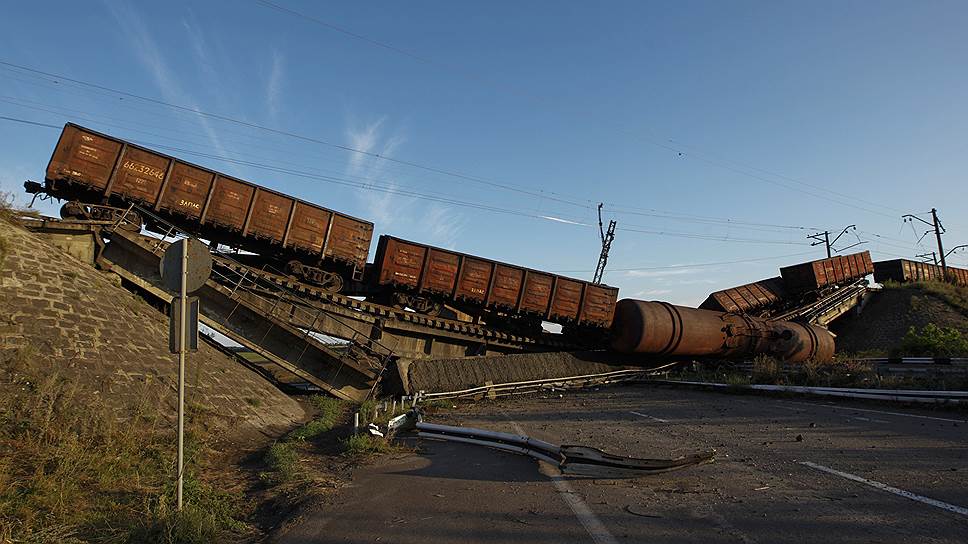 Железнодорожный мост в Донецкой области, разрушенный в ходе боев 