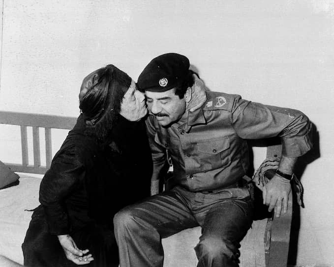 Саддам Хусейн (на фото с матерью) опасался, что из-за растущего влияния Ирана иракские шииты могут последовать призывам аятоллы Хомейни и организовать государственный переворот. Поэтому в 1980 году он начал с Ираном войну, которая продолжалась восемь лет