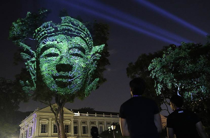 Инсталляция «Божественные деревья» на превью Сингапурского фестиваля ночи