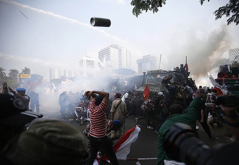 Разгон митинга сторонников кандидата в президенты Индонезии Прабово Субианто возле Конституционного суда в Джакарте