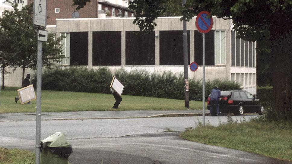 21 августа 2004 года двое мужчин в капюшонах зашли в Музей Эдварда Мунка в Осло, где в этот момент находилось около 70 человек. Один пригрозил пистолетом смотрителю, другой снял со стены сначала «Мадонну», потом «Крик». Преступники быстро покинули музей и скрылись на автомобиле. Сумму ущерба тогда оценили в $75 млн