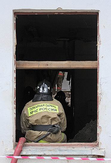 Июнь 2009. Пожарный на месте обрушения секции четырехэтажного дома на Садовнической набережной