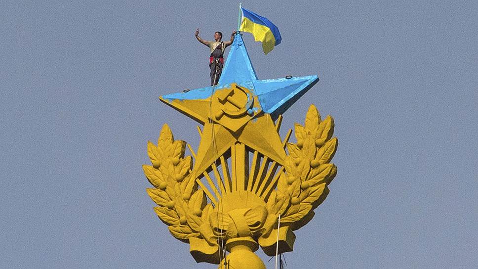 19 августа. Золотую звезду на шпиле высотки на Котельнической набережной окрасили в голубой цвет и вывесили флаг Украины. Полиция возбудила уголовное дело