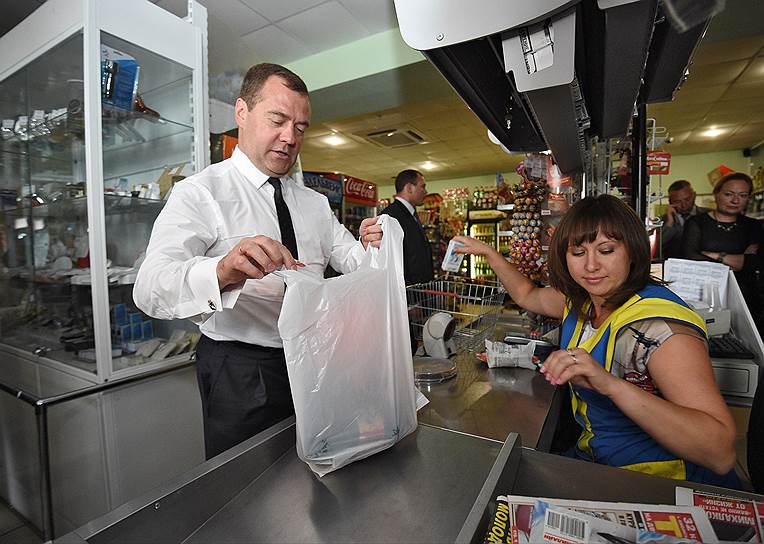 Председатель правительства Дмитрий Медведев во время посещения одного из сельских магазинов в Курской области