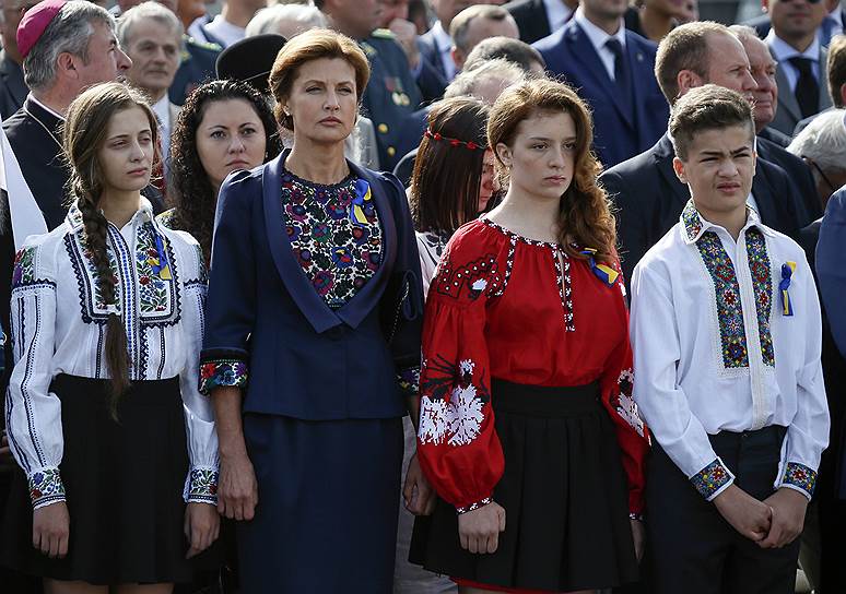 В первом ряду семья президента Украины Петра Порошенко (слева направо): дочь Александра, жена Марина, дочь Евгения и сын Михаил