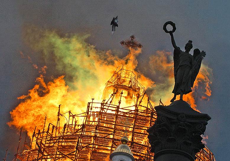 2006 год. В результате пожара обрушился главный купол Троицкого собора Санкт-Петербурга