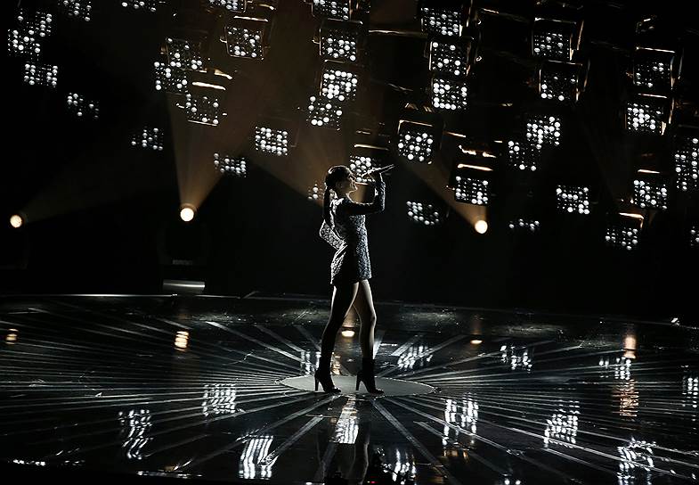 Певица Джесси Джей во время исполнения песни «Bang-Bang»