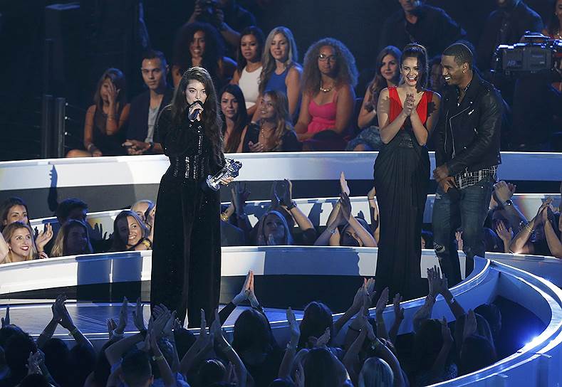 Певица Лорде (на фото в центре) стала победительницей в номинации лучшее видео в стиле рок за «Royals» 
