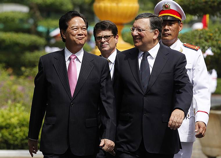 Премьер-министр Вьетнама Нгуен Тан Зунга (слева) и председатель Еврокомиссии Жозе Мануэля Баррозу (справа)