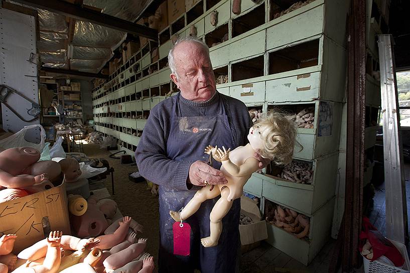 «Кукольный госпиталь» — семейное предприятие. «Мы одни из последних, кто делает такого рода работы»,— говорит начальник мастерской Джефф Чепмен (на фото). Его отец открыл этот бизнес более века назад