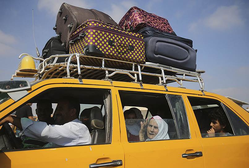 Палестинские беженцы, пытающиеся попасть в Египет, в Рафахе, сектор Газа