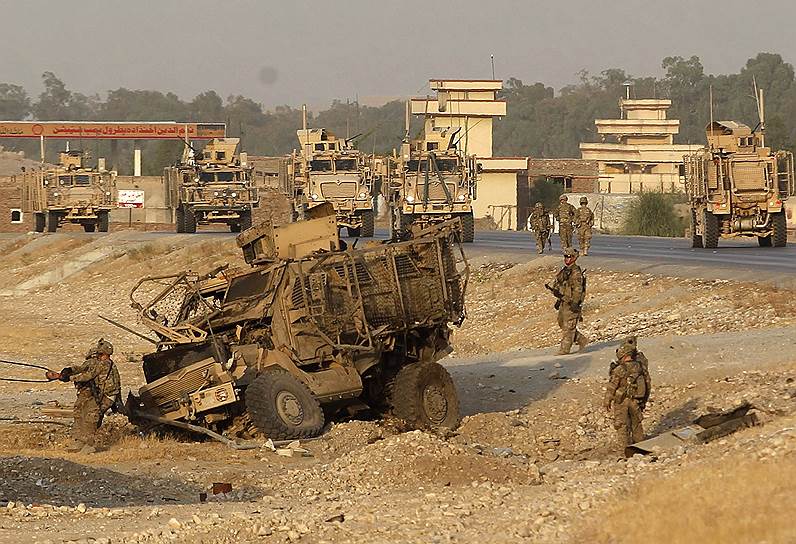 Последствия атаки смертника на конвой Международных сил содействия безопасности (ISAF) в Джалалабаде, Афганистан