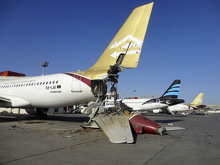 Самолеты в международном аэропорте Триполи после налета неопознанных истребителей