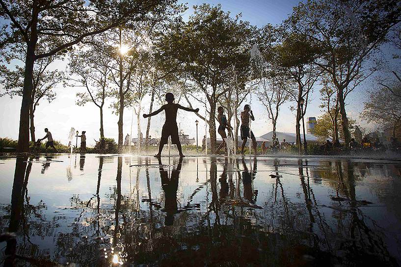 Дети играют в фонтане в Нью-Йорке