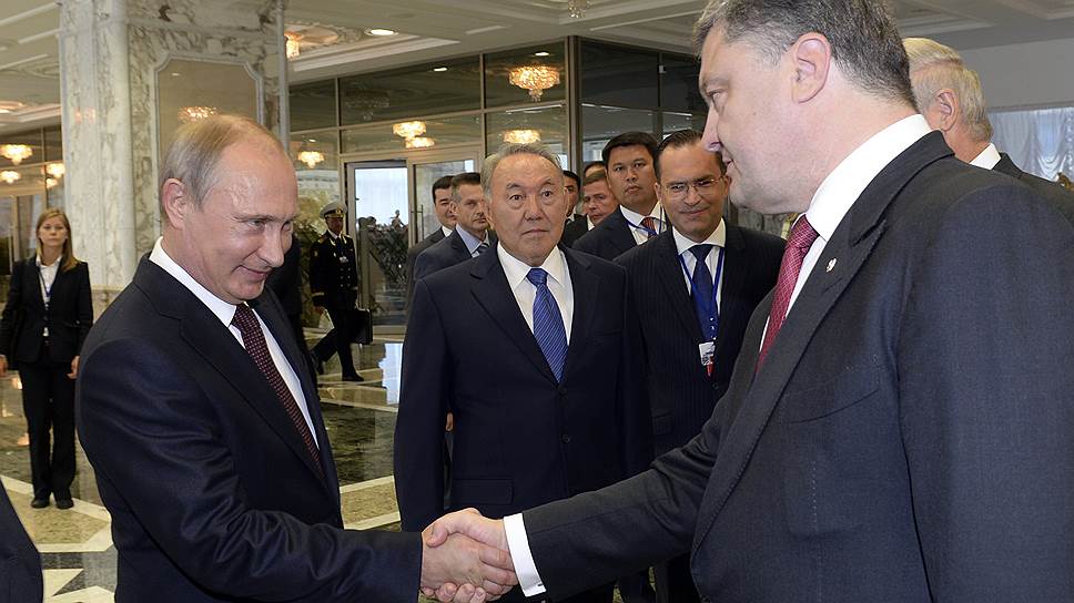 Рукопожатие президента России Владимира Путина и президента Украины Петра Порошенко