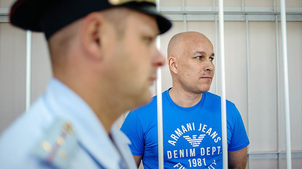 Обвиняемый в захвате заложников в белгородском офисе банка «Западный», «белгородский захватчик» Александр Вдовин (справа)