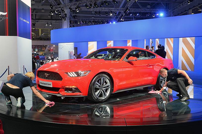В 2015 году в РФ начнутся продажи легендарного «масл-кара» Ford Mustang. В Европе предлагают два двигателя: 2,3 литра, 305 л.с и традиционный 5-литровый V8,426 л.с. Цены пока неизвестны
