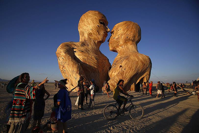 Инсталляция «Объятия» на музыкальном фестивале «Burning Man 2014» в пустыне Блэк-Рок (штат Невада, США)