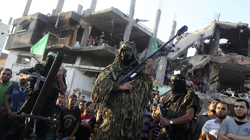 Боевики Хамас, празднующие «победу над Израилем» в Газе