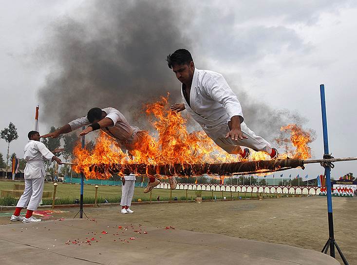 Новые сотрудники Центрального резерва полицейских сил Индии исполняют трюки во время выпускного парада в Хумхаме на окраине Шринагара