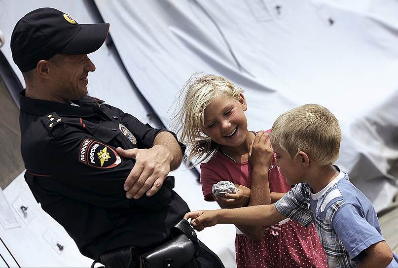 Сотрудник полиции в палаточном городке беженцев с юго-востока Украины в Ростовской области