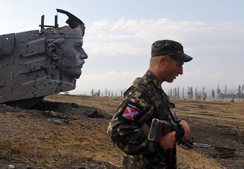 Пророссийский сепаратист у разрушенного мемориального комплекса Саур-Могила в Донецкой области
