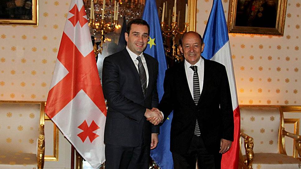 Министр обороны Грузии Ираклий Аласания  (слева) и его французский коллега Жан-Ив Ле Дриан