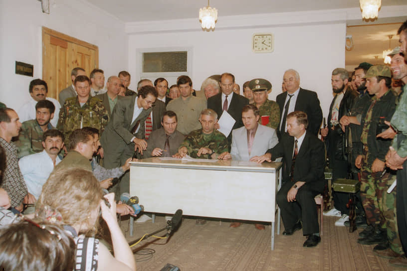 1996 год. Россия и самопровозглашенная Чеченская Республика Ичкерия (запрещена в России) заключили Хасавюртовские соглашения, положившие конец первой Чеченской войне 