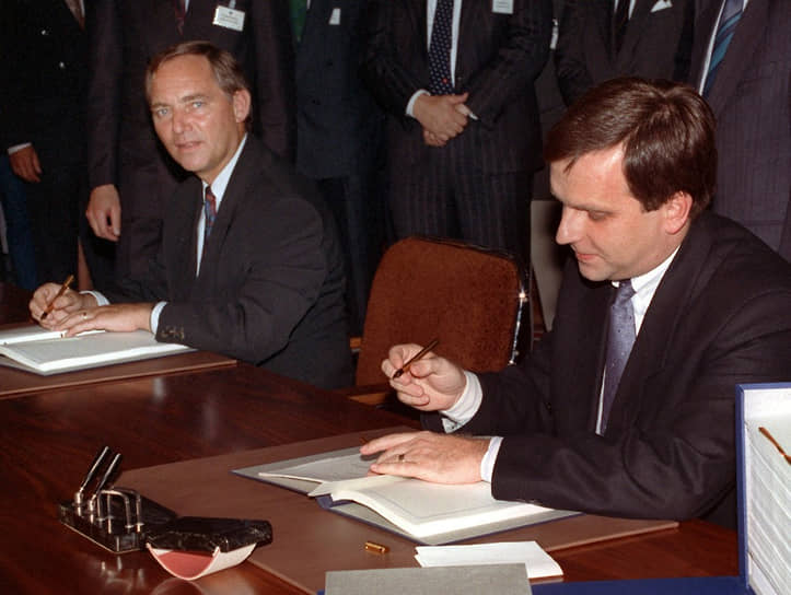 1990 год. Восточная и Западная Германия подписали договор об объединении юридических и политических систем