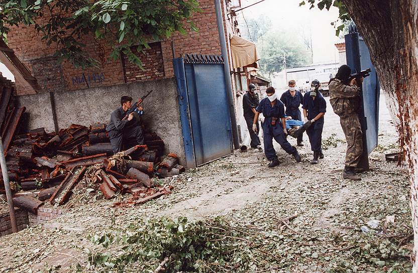 На фото: уличные бои между отрядом боевиков и федеральными войсками, 1995 год