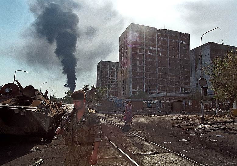 В середине декабря 1994 года федеральные войска начали артиллерийские обстрелы пригородов Грозного, а 19 декабря был нанесен удар по центру города. При артиллерийском обстреле и бомбардировках погибли и были ранены мирные жители (в том числе этнические русские)