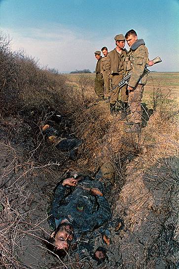 С лета 1994 года в Чечне развернулись боевые действия между верными Джохару Дудаеву войсками и силами оппозиционного Временного совета, неофициально поддерживаемыми Россией. Войска под командованием Дудаева проводили наступательные операции в контролировавшихся оппозиционными войсками Надтеречном и Урус-Мартановском районах. Эти боевые действия сопровождались значительными потерями с обеих сторон, применялись танки, артиллерия и минометы