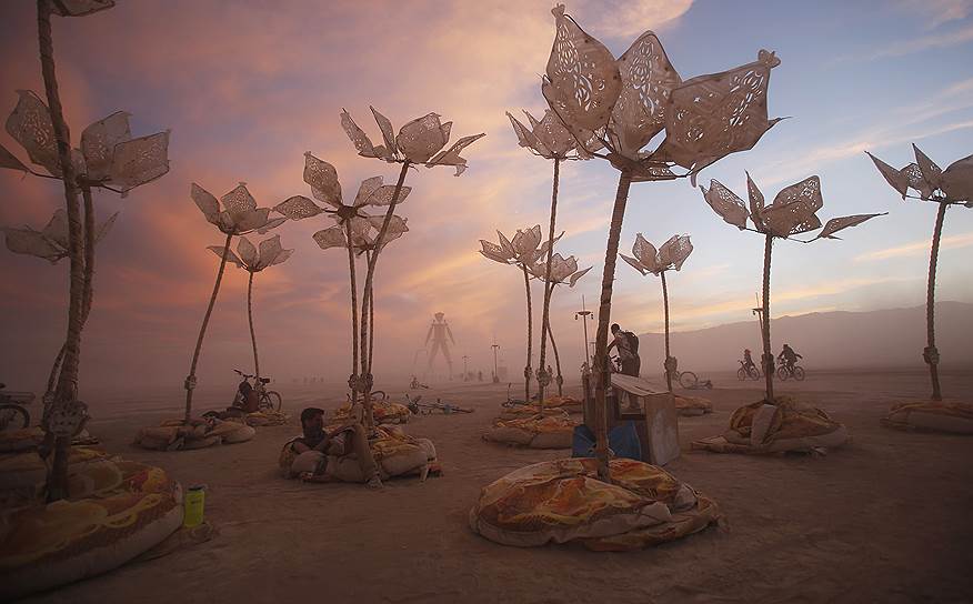 Арт-инсталляция «Pulse &amp; Bloom» на фестивале Burning Man 2014 в пустыне Блэк-Рок, штат Невада