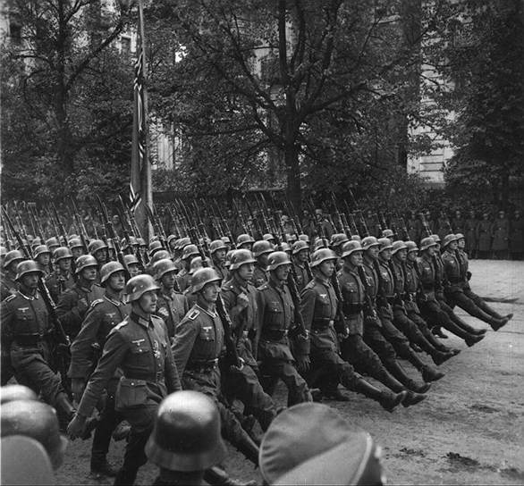 После взятия Варшавы, в столицу прибыл Адольф Гитлер и лично принял парад германский войск (на фото). Через неделю Молотов направил «приветствия и поздравления» правительству немецкой империи в связи с занятием Варшавы
