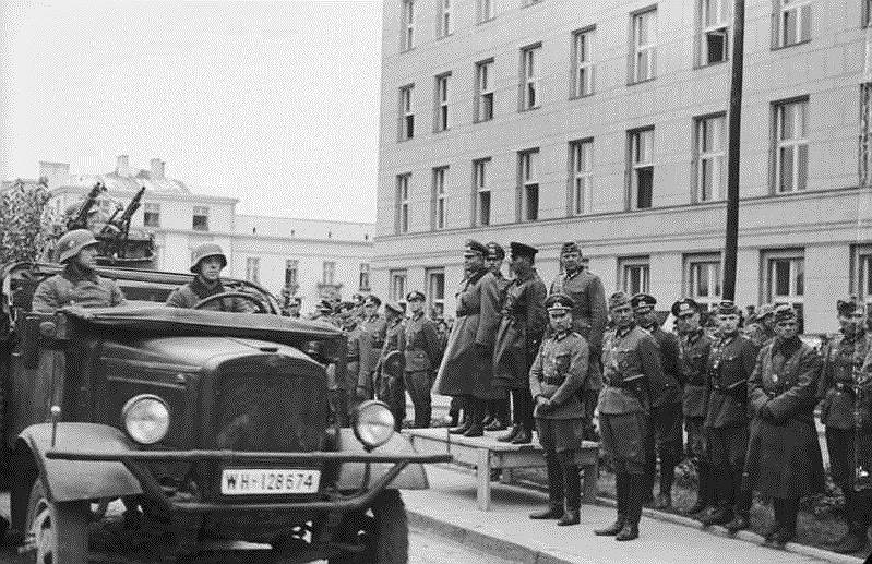 Несмотря на то, что военные дейтсвия продолжались, 22 сентября в Бресте прошел совместный парад советских и германских войск. Во время парада город был торжественно передан советской стороне. Процедура завершилась торжественным спуском германского и поднятием советского флагов