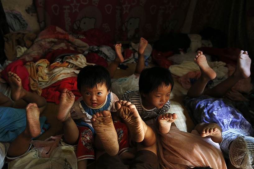Многодетные семьи — редкость для современного Китая. Политика одного ребенка на семью была введена в КНР в конце 1970-х годов, когда руководству страны пришлось принять строгие экономические и социальные меры, регламентирующие рождаемость
