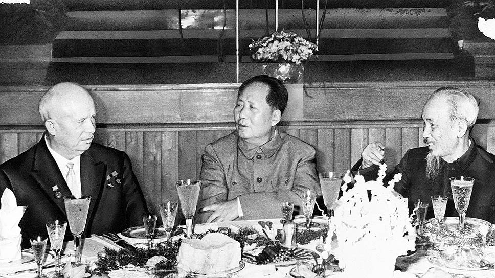 Отношения Вьетнама с Советами и Китаем наоборот всегда были очень дружественными. Страны стали надежными торговыми партнерами, а их лидеры часто ездили друг к другу в гости 
&lt;br>На фото (слева направо): Никита Хрущев, Мао Цзэдун и Хо Ши Мин