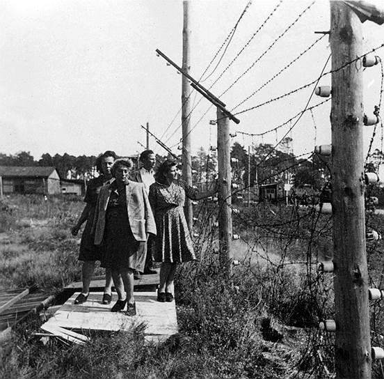 Зимой 1945 года терпящая поражение в войне Германия начала эвакуацию заключенных лагерей Штуттгофа. Десятки тысяч человек не выдержали суровой дороги и погибли. Тех, кто не мог идти, расстреливали