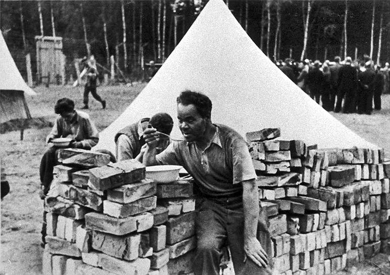 В Штуттгофе держали граждан Польши, Литвы, Эстонии, Венгрии, Дании, Норвегии и других стран. Штуттгоф был лагерем принудительного труда. Условия работы заключенных были очень тяжелыми, люди гибли — нацисты называли это «уничтожением трудом»
