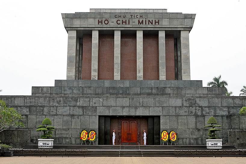 Несмотря на то, что в завещании Хо Ши Мин просил о том, чтобы его кремировали, а прах поместили в три керамические урны и захоронили в каждой части страны — на севере, юге и в центре, где он родился, вьетнамский лидер был забальзамирован и похоронен в Ханое, в мавзолее на площади Бадинь
