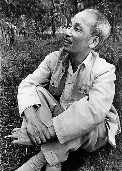 После военного переворота в Китае в 1927 году Хо Ши Мин был вынужден под угрозой ареста покинуть страну. Он снова уехал в СССР, однако в Москве долго не пробыл, сразу же отправившись в поездку по европейским странам, а затем обосновался в Сиаме в качестве тайного агента Коминтерна. Там он снова занялся организацией революционных групп среди вьетнамцев