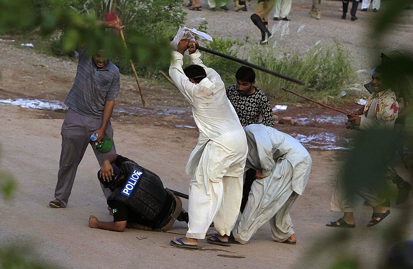 В столице Пакистана Исламабаде вот уже несколько недель не стихают антиправительственные протесты