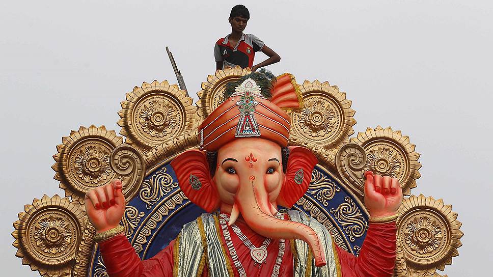 Ганеша-чатуртхи («Фестиваль Ганеши») проводится по всей Индии (особенно в Мумбае) в честь одного из самых почитаемых в Индии богов. Ганеша — сын Шивы и Парвати, у него голова слона, и он считается верховным богом мудрости