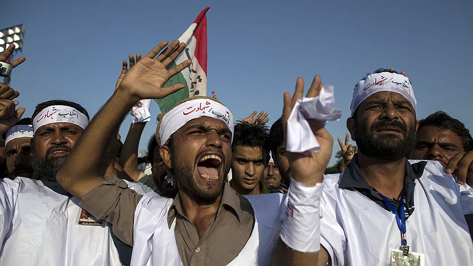 Беспорядки в Пакистане вспыхнули еще в начале 2013 года. Тогда десятки тысяч участников «Марша миллионов» во главе с исламским богословом Тахиром Кадри заняли центральную часть Исламабада, объявив начало демократической революции