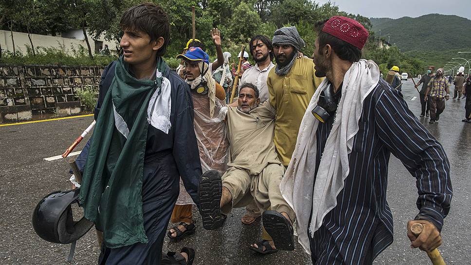 Более 40 человек пострадали в результате столкновений сторонников исламского богослова Тахира Кадри с полицией в районе международного аэропорта пакистанской столицы Исламабада