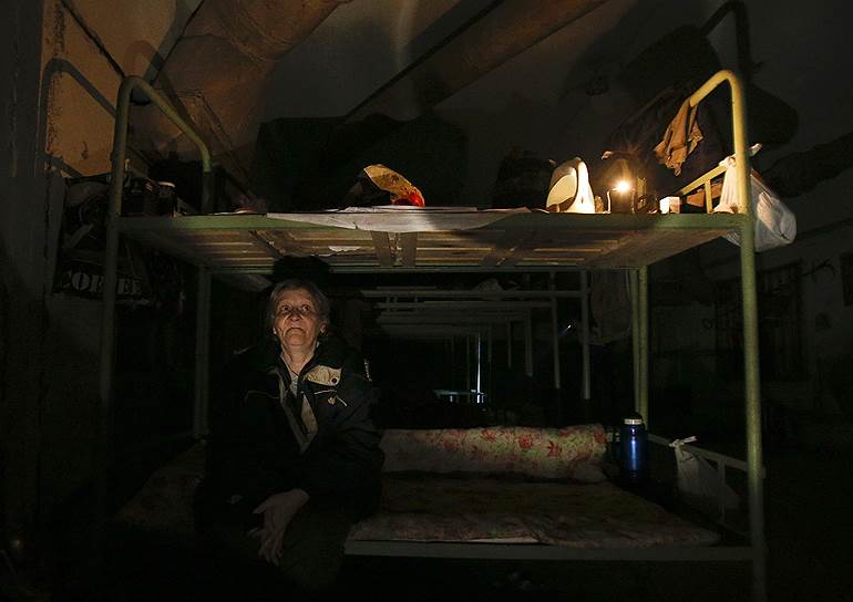 Жительница Донецка в подвале, используемом как убежище от артиллерийского огня