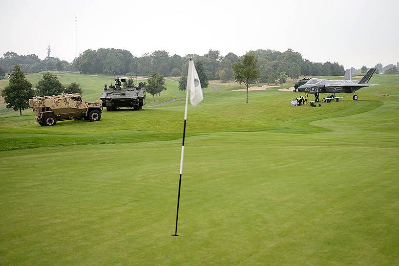 Полноразмерные модели бронетехники и самолета на поле для гольфа в Ньюпорте, Уэльс. 4 сентября в Уэльсе начнется двухдневный саммит НАТО
