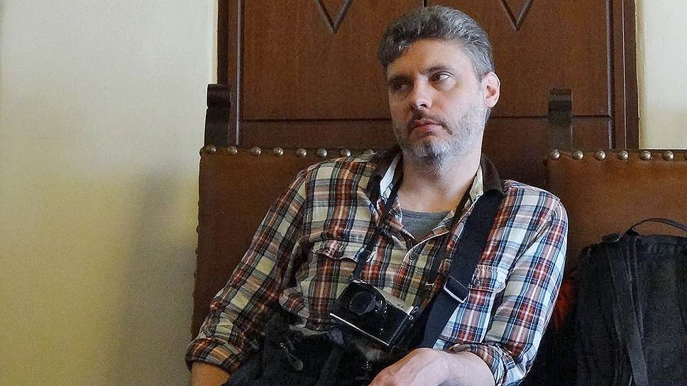 С 2009 года Андрей Стенин работал фотокорреспондентом «РИА Новости» (с 2014 года — специальным фотокорреспондентом МИА «Россия сегодня»)